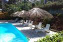 La piscine avec transats, hôtel Le Panoramique, Martinique.jpg